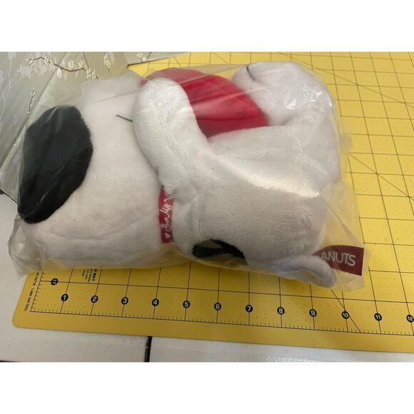 Peanuts Snoopy Musical Valentines Heart Plush 12”inch Sitting Peanuts Theme Song - Picture 9 of 9